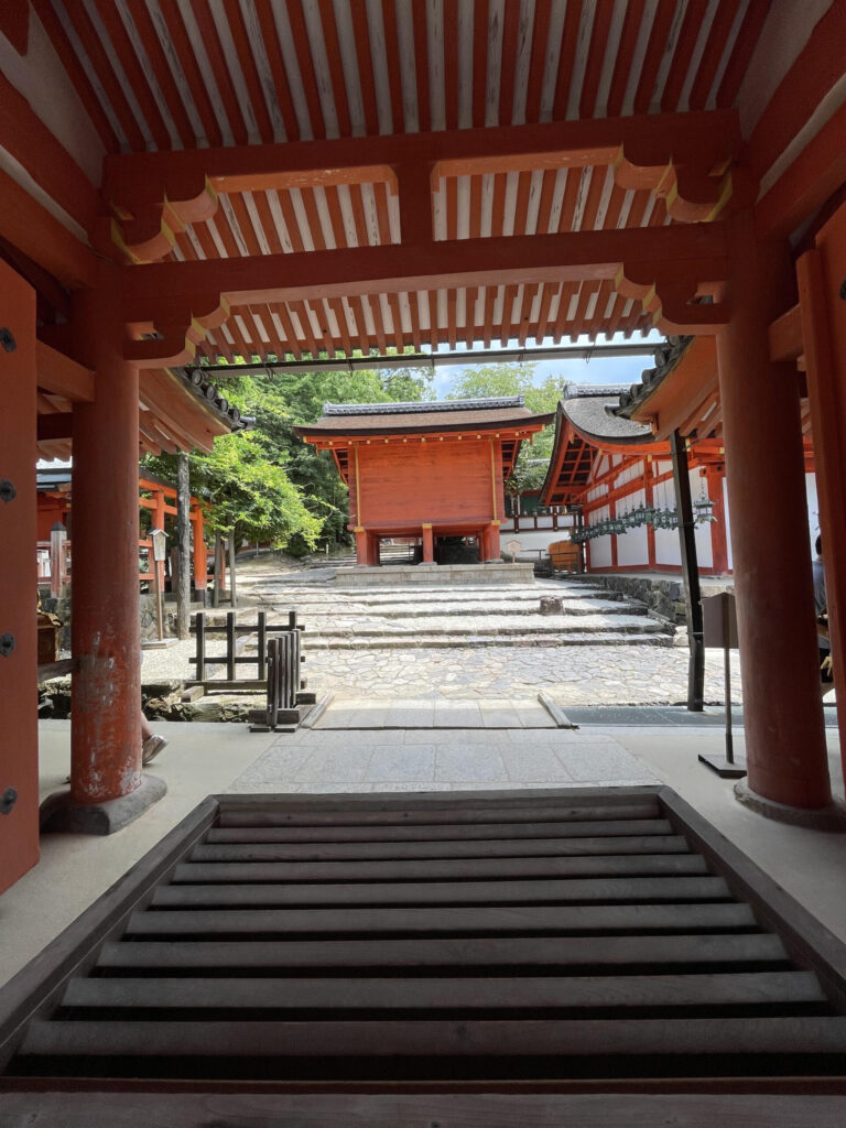 内侍門(ないしもん)から望む宝庫